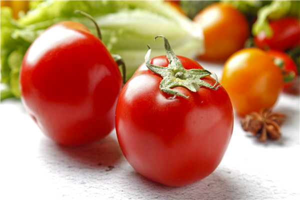 西红柿不能跟什么同吃