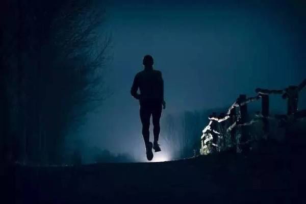夜跑，可能没有跑走疾病，反而跑走了健康