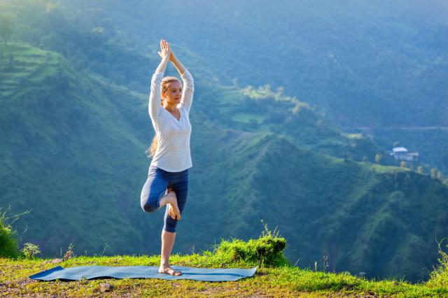 摄图网_300149391_早上,女人喜马拉雅山山脉户外练平衡瑜伽印度希马查尔邦瑜伽的女人户外摆姿势（企业商用）.jpg