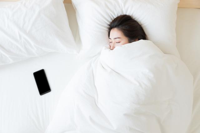 摄图网_501071520_年轻女性睡觉与手机（企业商用）.jpg