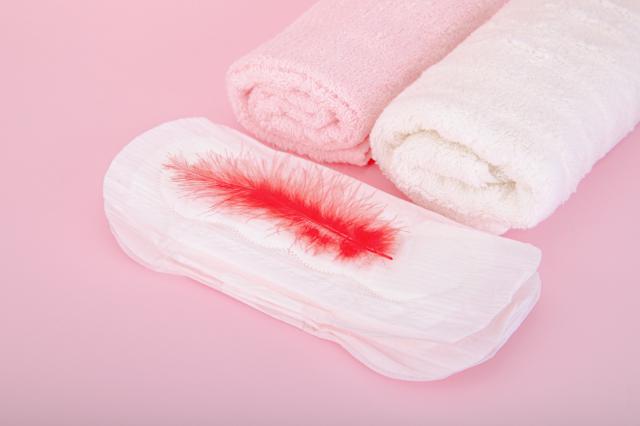 摄图网_501653747_粉色背景上的卫生巾（企业商用）.jpg