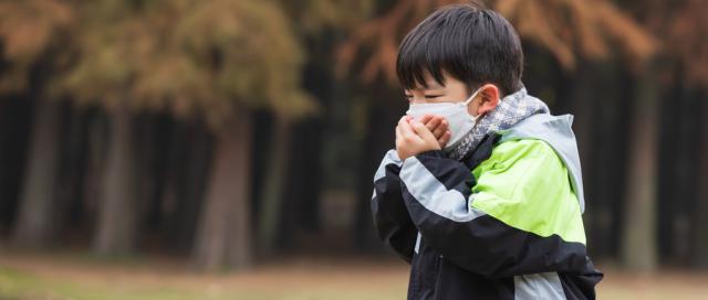 摄图网_501703334_wx_秋冬儿童户外戴口罩流感咳嗽（企业商用）.jpg