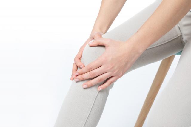 摄图网_501198163_女性膝盖疼（企业商用）.jpg