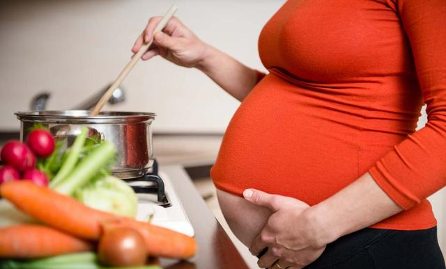 女性怀孕期间，这4种东西必须吃，有利于胎儿发育，缓解孕吐！