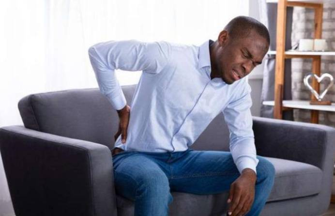 男人腰痛是什么原因引起的？不仅是肾虚，4个因素一个也推卸不了
