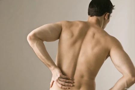 男性腰痛是因为肾虚？那你可能想错了，腰痛背后或是别的原因作怪