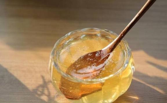 原创
 枇杷蜂蜜的作用与功效，蜂蜜枇杷的功效与禁忌