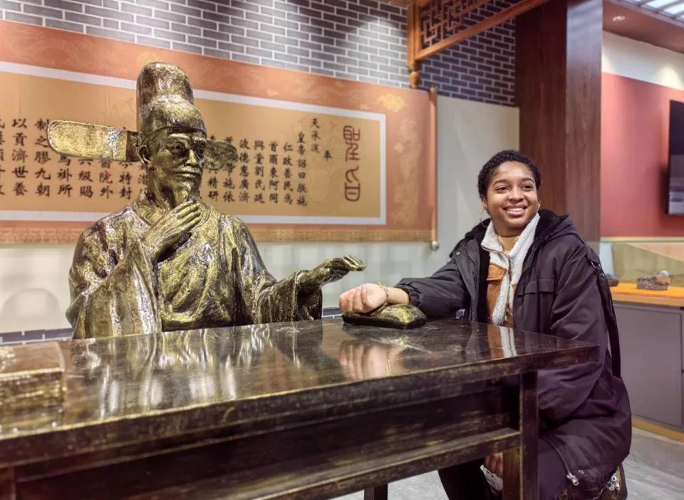 外国友人“入乡随俗”，阿胶城里邂逅别样中国传统文化