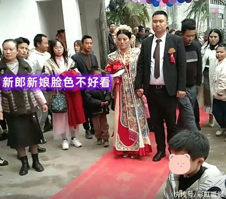 贵州一婚礼现场，前女友集体来“拉横幅”，新郎新娘的脸色很难看